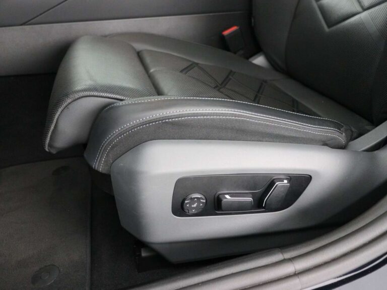 Gebruikte BMW 5-Serie Leasen - close-up van de zijkant van de voorstoel met verstelbediening