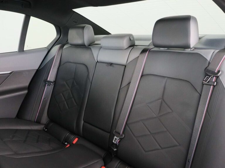 Gebruikte BMW 5-Serie Leasen - close-up van de achterbank in zwart leer met rood stiksel
