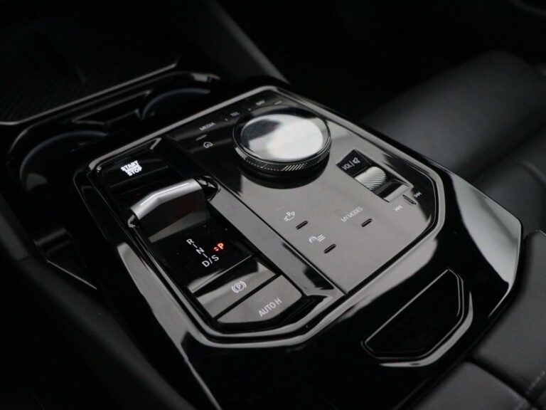 Gebruikte BMW 5-Serie Leasen - close-up van de middenconsole met iDrive-controller en rijmodusknoppen