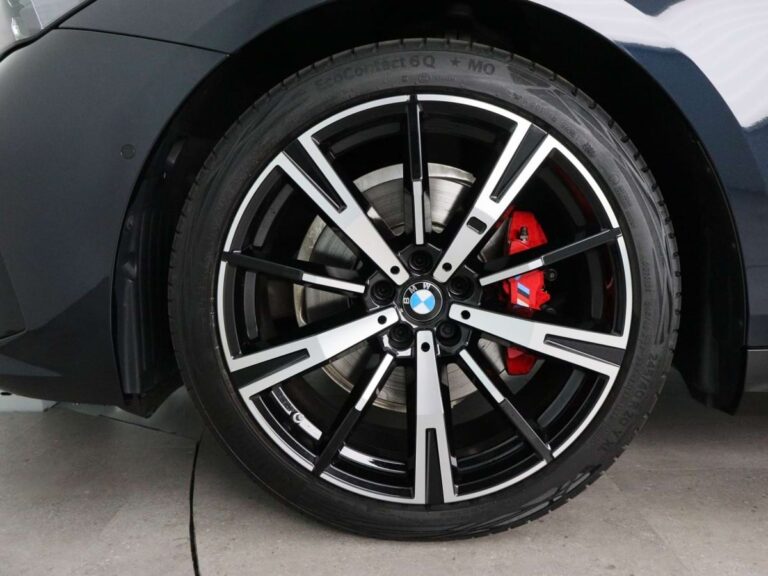Gebruikte BMW 5-Serie Leasen - close-up van het voorwiel met rode remklauw
