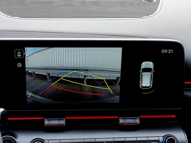 Hyundai Kona Electric leasen zakelijk - infotainmentscherm met achteruitrijcamera