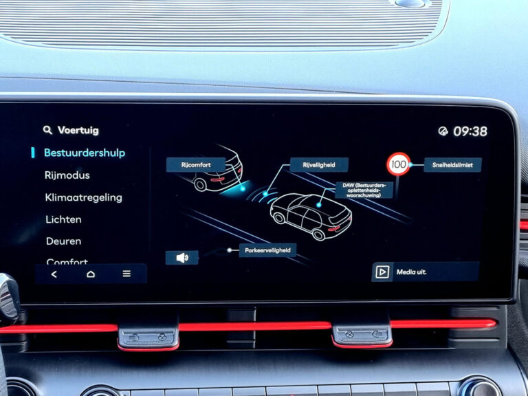 Hyundai Kona Electric leasen zakelijk - infotainmentscherm met bestuurdershulp-instellingen