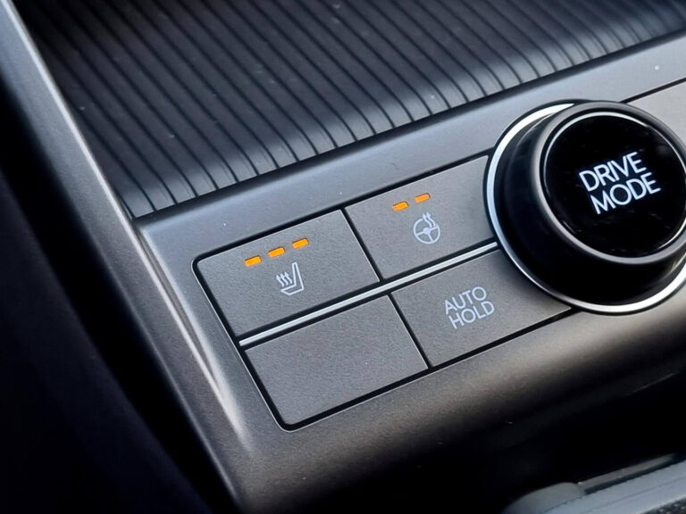 Hyundai Kona Electric leasen zakelijk - close-up van de rijmodusknop en stoelverwarming
