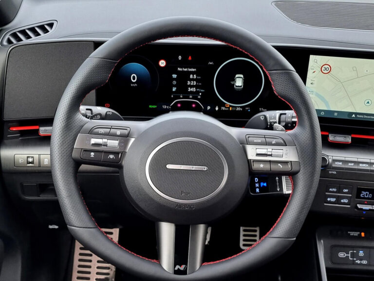 Hyundai Kona Occasion Lease - close-up van het stuurwiel met N-logo en digitaal instrumentenpaneel