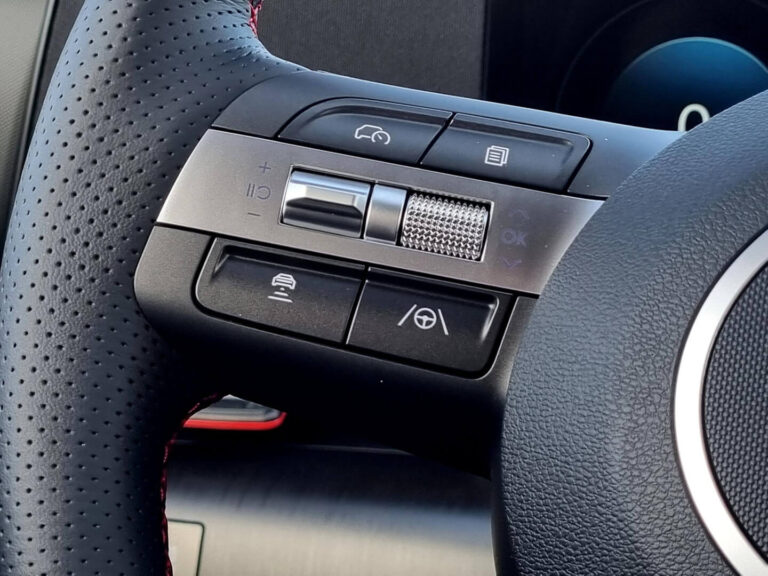 Hyundai Kona Occasion Lease - close-up van de linker stuurwielbediening
