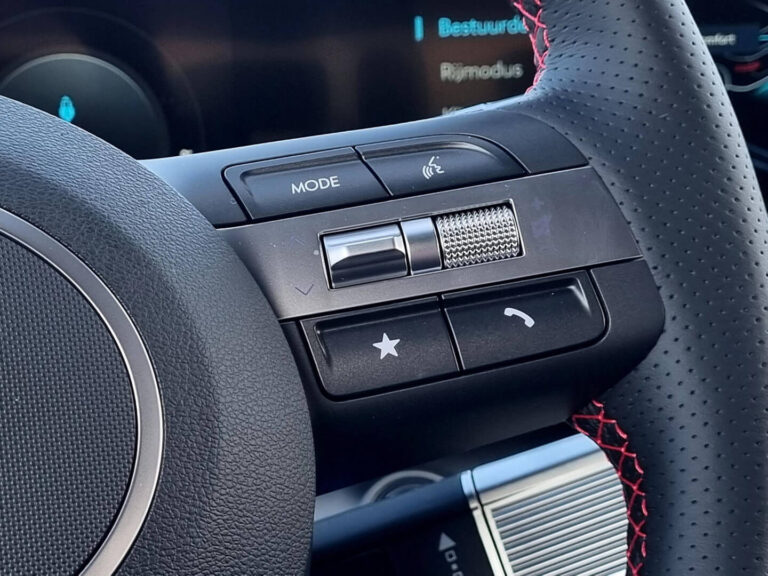 Hyundai Kona Occasion Lease - close-up van de rechter stuurwielbediening