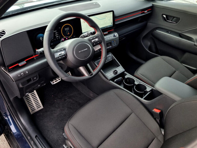 Hyundai Kona Occasion Lease - dashboard met stuurwiel en oranje accentring