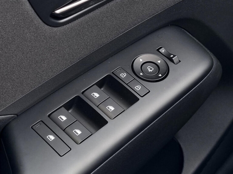 Hyundai Kona Occasion Lease - close-up van de raambediening in het portier