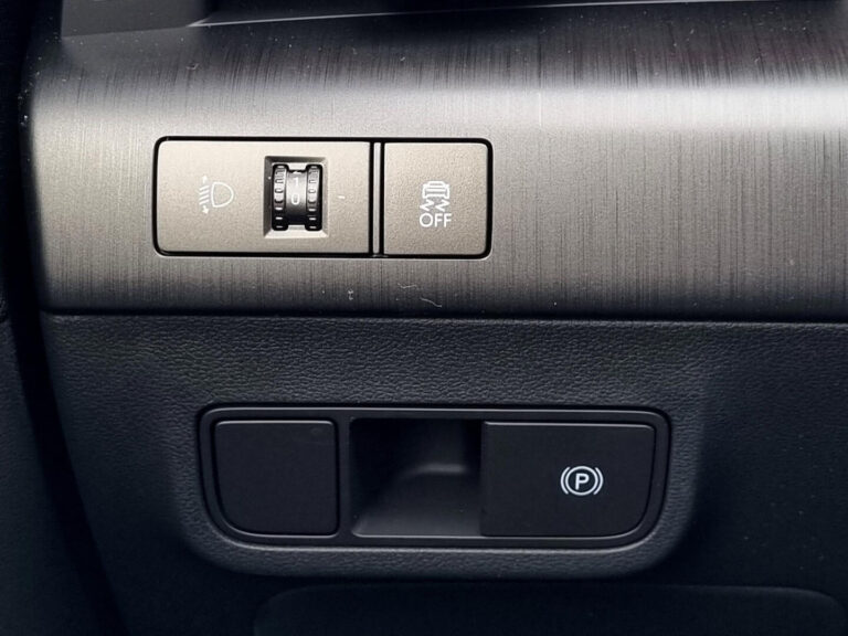 Hyundai Kona Occasion Lease - close-up van de koplampstand- en Auto Hold-knop