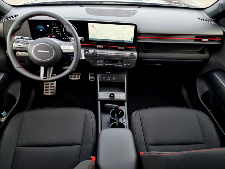 Hyundai Kona zakelijk leasen - dashboard met stuurwiel en dubbel scherm