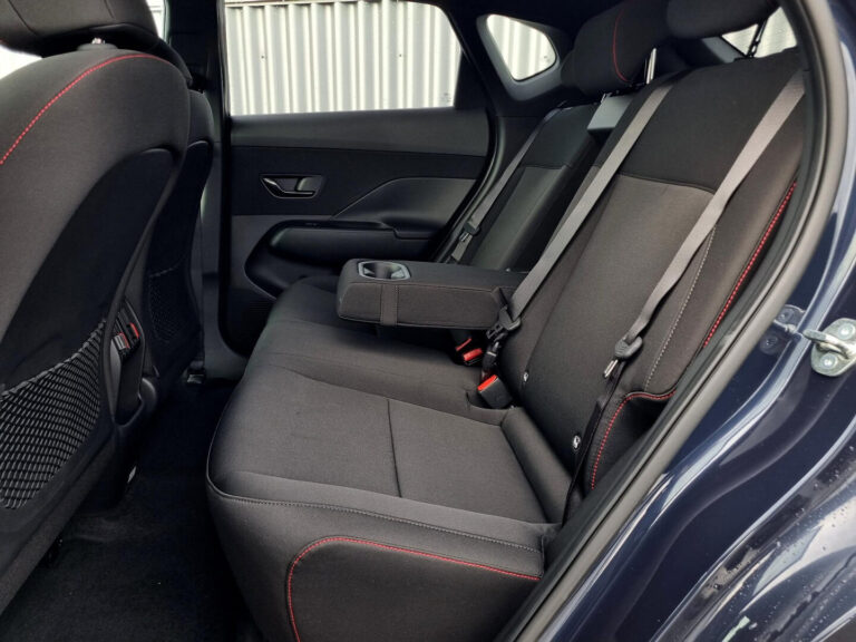 Hyundai Kona Zakelijk Leasen - close-up van de achterbank met rode bies