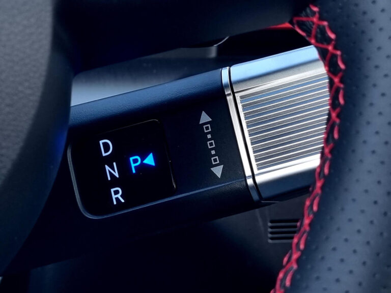 Hyundai Kona Zakelijk Leasen - close-up van de versnellingskeuzeknop