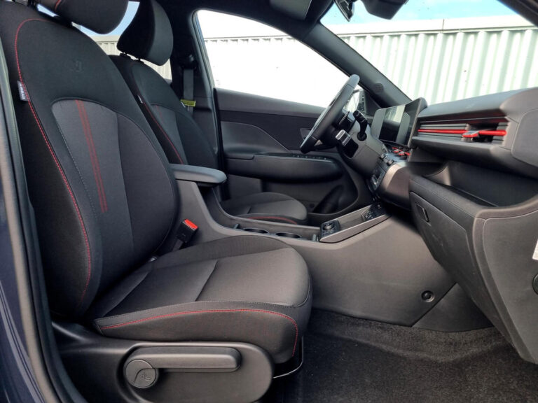 Leasing Hyundai Kona - voorstoelen en middenconsole gezien door de voorruit