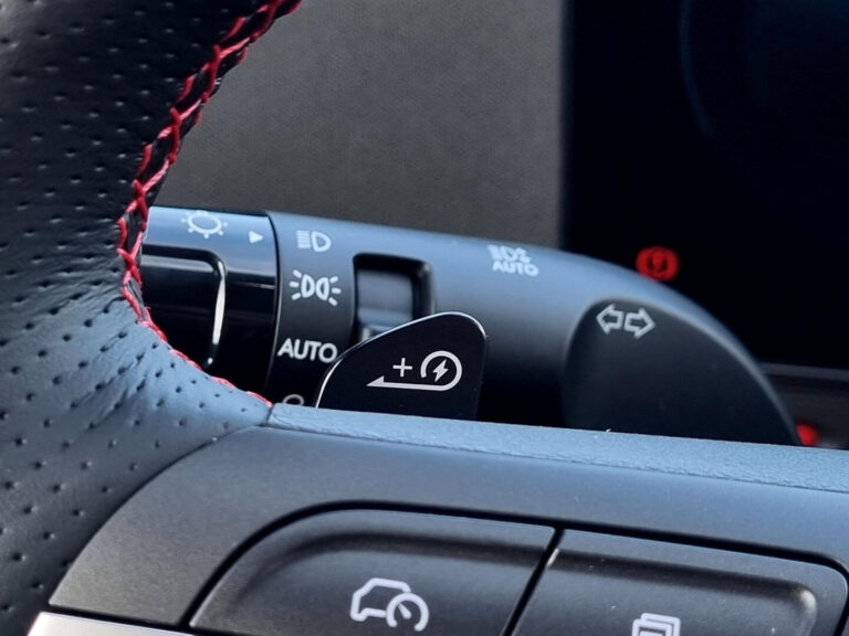 Leasing Hyundai Kona - close-up van de stuurwielstengel met rood stiksel