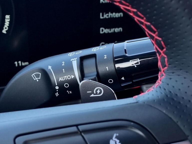Leasing Hyundai Kona - close-up van de stuurwielstengel voor verlichting en ruitenwissers
