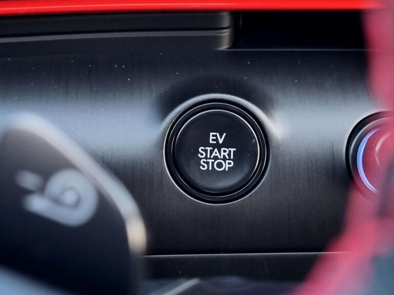 Leasing Hyundai Kona - close-up van de EV start/stop-knop