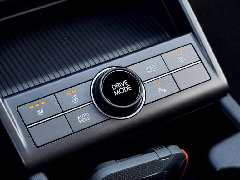 Leasing Hyundai Kona - close-up van de rijmodusknop en Auto Hold-knop