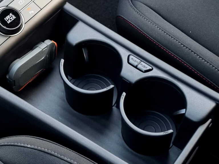 Leasing Hyundai Kona - close-up van de bekerhouders met telefoonhouder