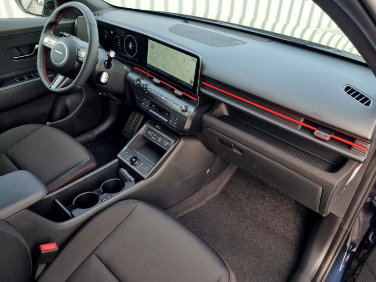 Leasing Hyundai Kona - dashboard met rode sierstrip