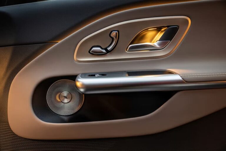 Mercedes-Benz CLA 250+ Launch Edition leasen - portier met deurgreep en luidspreker in detail
