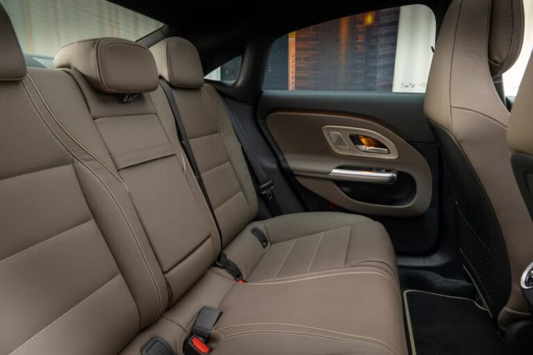 Mercedes-Benz CLA zakelijke lease - achterbank in bruin leer