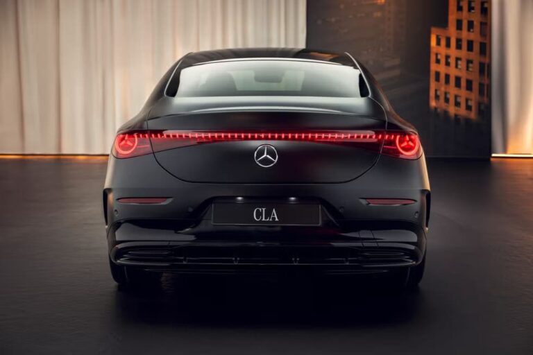 Mercedes-Benz CLA zakelijk leasen - achteraanzicht met verlichte achterlichtstrip