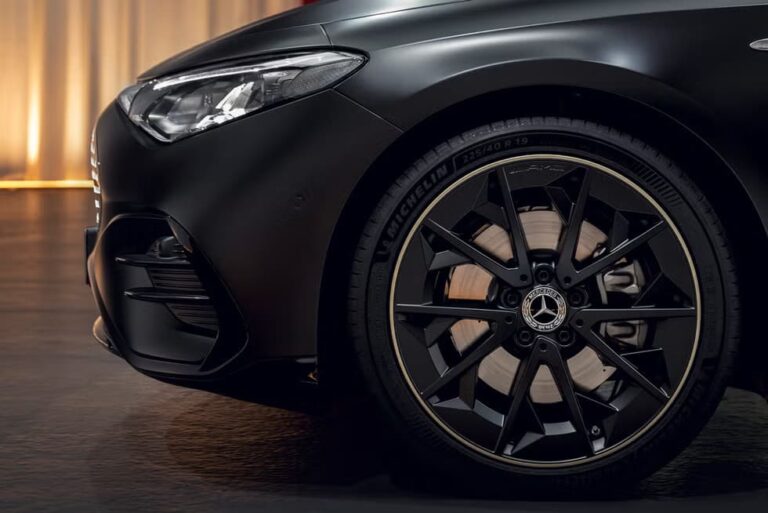 Mercedes-Benz CLA 250+ Launch Edition zakelijke lease - lichtmetalen velg en koplamp
