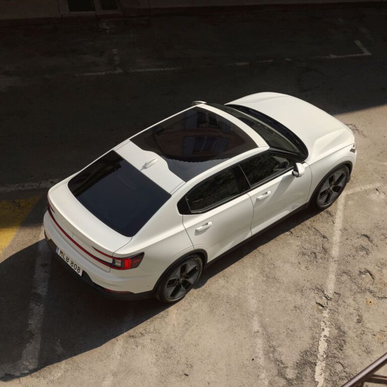 Polestar 2 Long Range leasen - schuin achteraanzicht van bovenaf op een geplaveide steeg