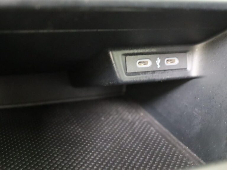 VW Polo zakelijk leasen - close-up van de USB-poorten onderin de middenconsole