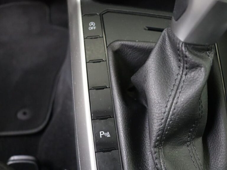 Volkswagen Polo 1.0 TSI DSG Life zakelijk leasen - close-up van de parkeersensor-knop