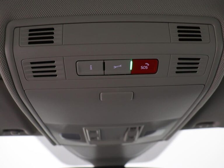 Volkswagen Polo zakelijke lease - close-up van de SOS-knop in het dakconsole