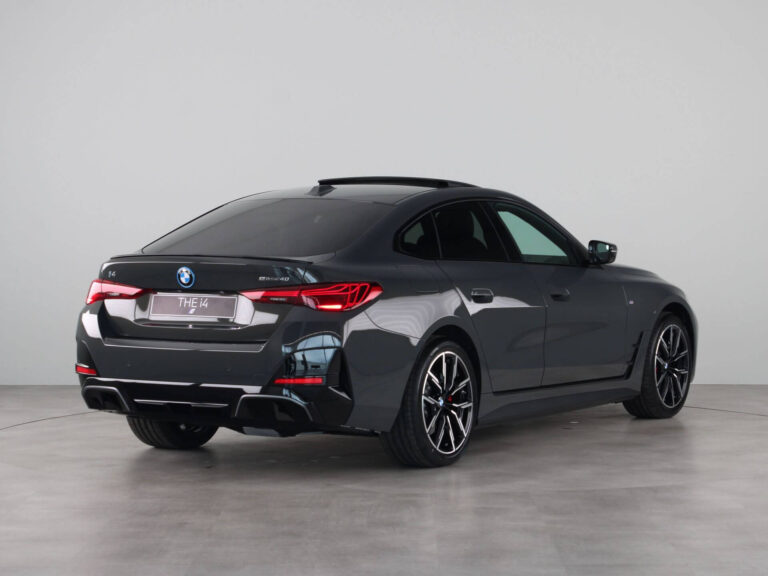 Zakelijk Leasen BMW - schuin achteraanzicht met THE i4-badge op witte studio-achtergrond