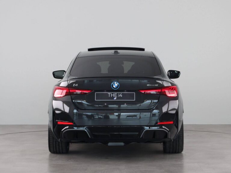 Zakelijk Leasen BMW - achteraanzicht met THE i4-badge op witte studio-achtergrond