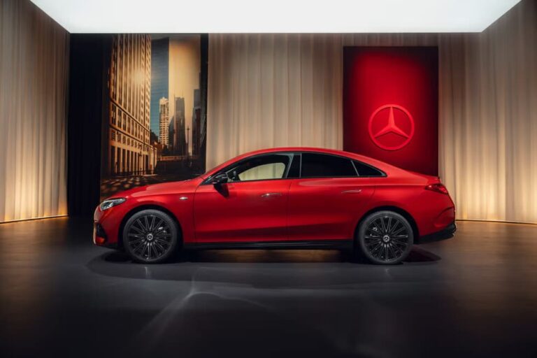 Mercedes-Benz CLA 250+ Launch Edition zakelijk leasen - zijaanzicht