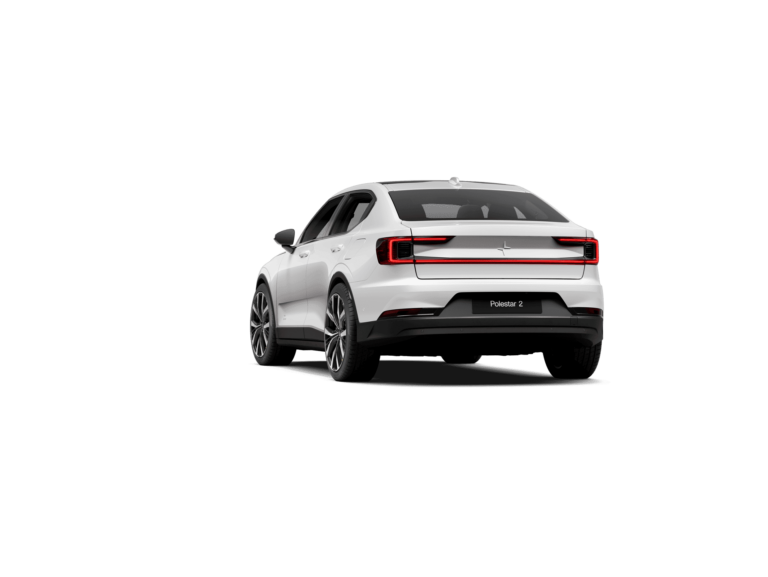 Zakelijke lease Polestar 2 Long Range - schuin achteraanzicht met Polestar 2-badge op zwarte studio-achtergrond