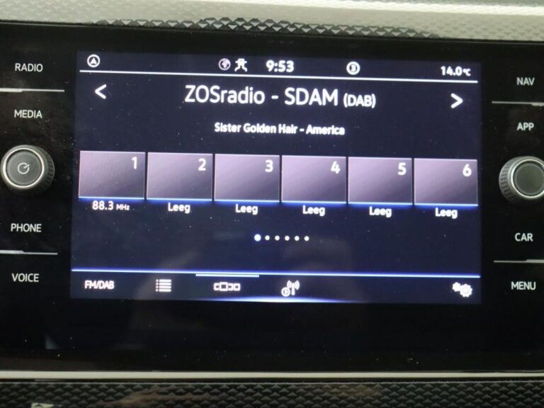 Volkswagen Polo leasen - infotainmentscherm met radiozender