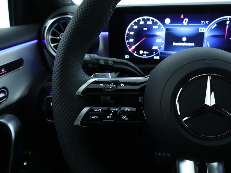 Mercedes-Benz A-Klasse full operational lease - stuurwiel en digitaal instrumentenpaneel