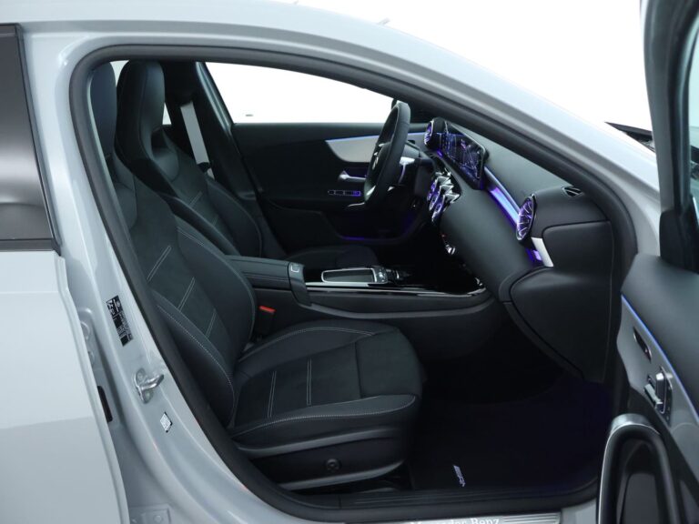 Mercedes-Benz A-Klasse voorraadlease - interieur en dashboard gezien door het portier