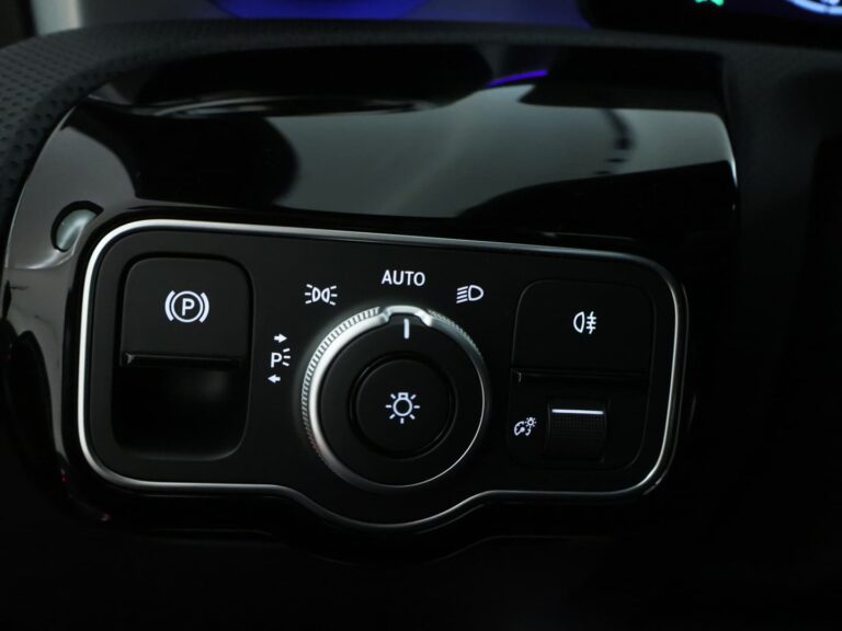 Mercedes-Benz A-Klasse A250e voorraadlease - koplampbediening in detail