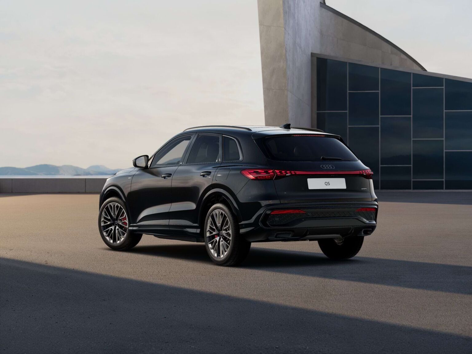 Audi Q5 zakelijke lease - schuin vooraanzicht bij een modern gebouw