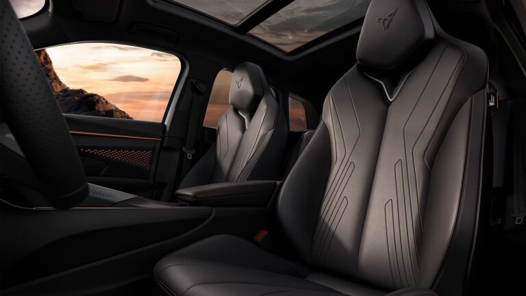 Cupra Terramar Leasing - close-up van de voorstoelen in donker leer met koperkleurig stiksel