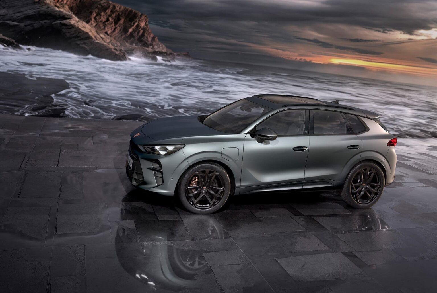 Cupra Terramar Zakelijke Lease - zijaanzicht op een rotsachtig strand bij zonsondergang