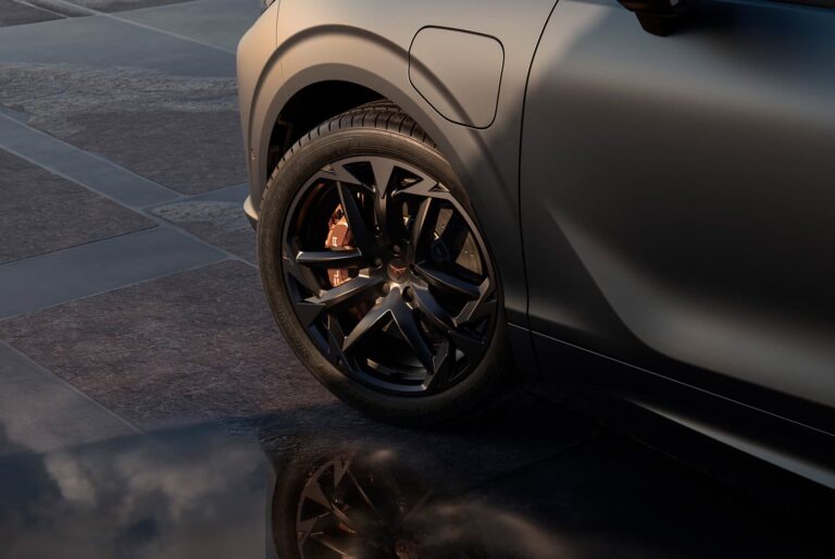 Cupra Terramar full operational lease - close-up van het achterwiel met koperkleurige remklauw