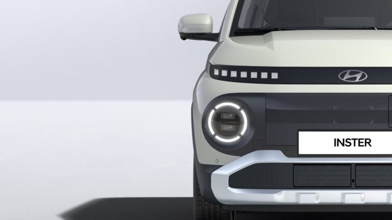 Hyundai Inster Zakelijk Leasen - close-up van de koplamp en grille met Inster-badge