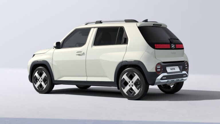Hyundai Inster Zakelijk Leasen uit voorraad - schuin achteraanzicht op studio-achtergrond