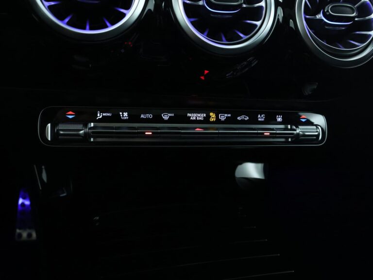 Mercedes-Benz A-Klasse leasen - fysieke klimaatbediening met sfeerverlichting