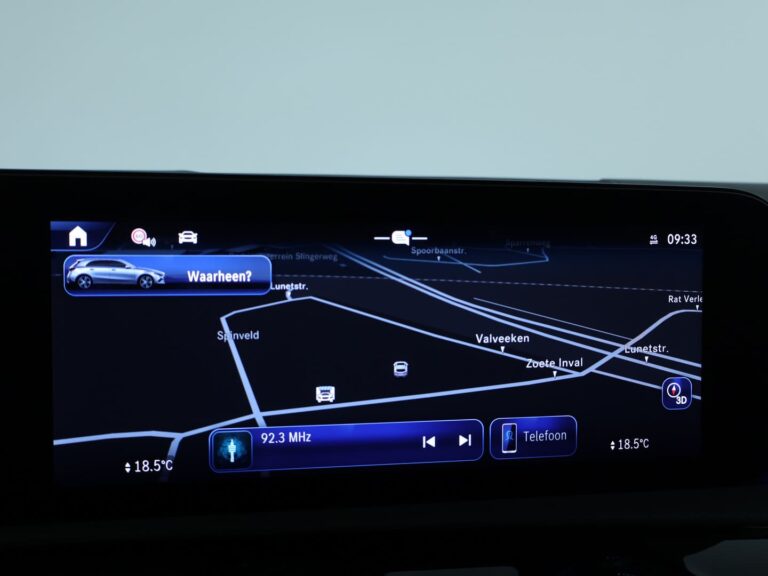 Mercedes-Benz A-Klasse A250e lease - MBUX-navigatiescherm in detail