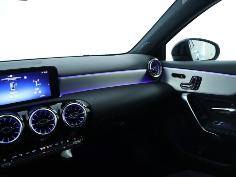 Mercedes-Benz A-Klasse leasen - dashboard met sfeerverlichting