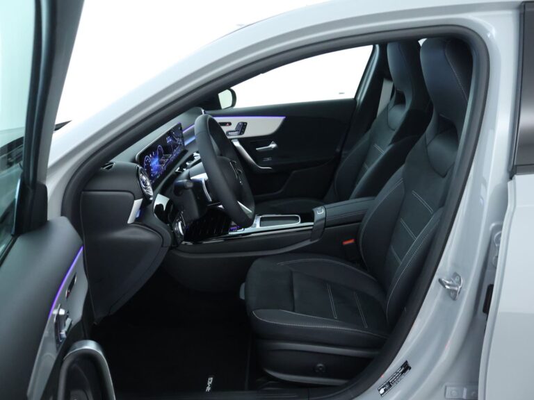 Mercedes-Benz A-Klasse A250e leasen - interieur gezien door het open portier