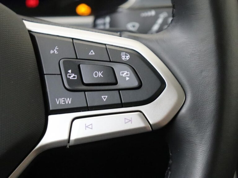 Volkswagen T-Roc 1.5 TSI 150 pk DSG Style zakelijk leasen - mediabediening op het stuurwiel